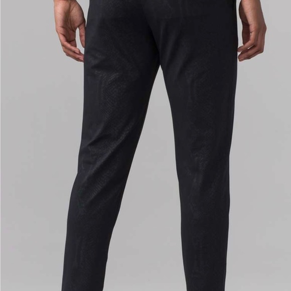 Lululemon Jet Crop (Slim) (Luxtreme 25.5")
Desert Snake Embossed Black - Picture 2 of 9